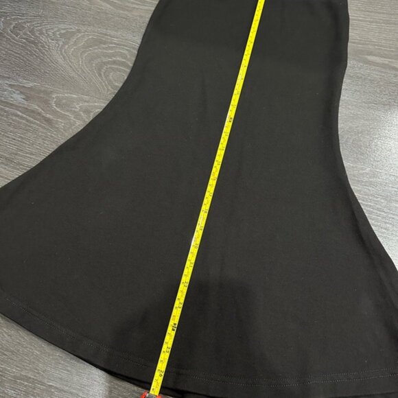 Elegant Black Women's Skirt - Picture 2 of 3